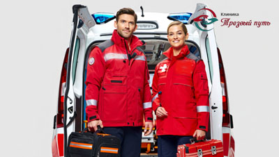 Два врача на фоне машины скорой помощи